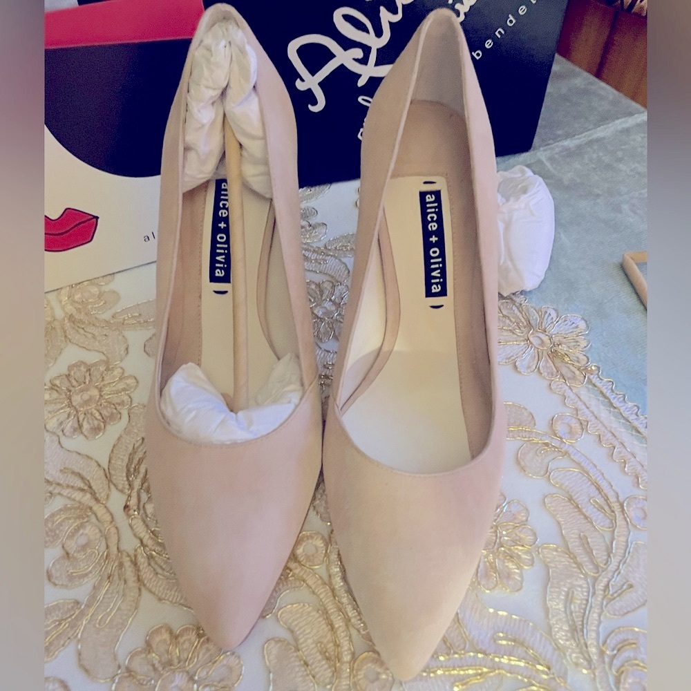 Alice & Olivia Dina Cream Suede Heel Women’s Size 10 NWT